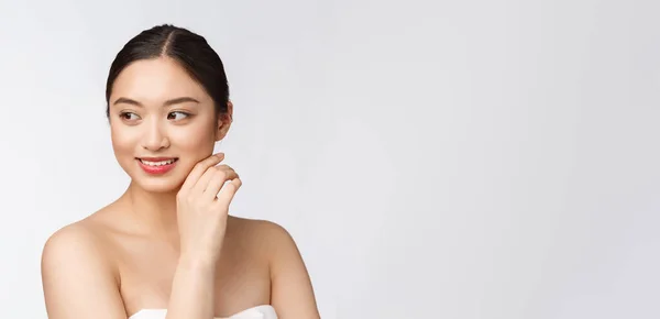 化粧品の美しいアジアの女性のメイク,女の子の手のタッチ頬と笑顔,白の背景に隔離された健康と完璧な美しさの顔. — ストック写真