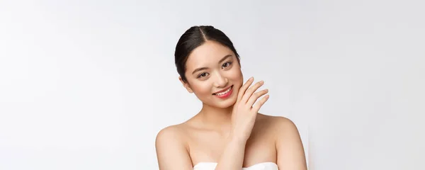 Bella donna asiatica trucco di cosmetici, mano ragazza toccare guancia e sorriso, viso di bellezza perfetto con il benessere isolato su sfondo bianco . — Foto Stock