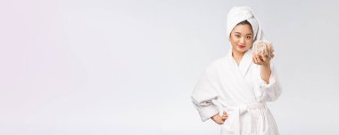 Asyalı kadın duştan memnun. Stüdyo konsepti