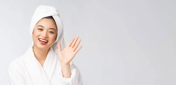 Spa bőr szépség Ázsiai nő szárítás haj törölköző a fejen után zuhanykezelés. Gyönyörű multiracionális fiatal lány megérinti puha bőr — Stock Fotó