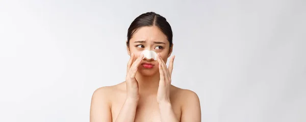 Cosmetologie. Portret van mooi vrouwelijk Aziatisch model met masker op neus. Close-up van gezonde jonge vrouw met een zuivere zachte huid en frisse natuurlijke make-up. — Stockfoto