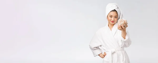 샤워하는 것을 좋아하는 아시아 여성. 스튜디오 컨셉 — 스톡 사진
