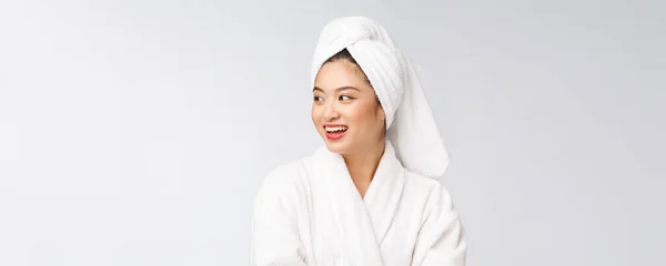 白地に孤立した浴室の若い幸せなアジアの女性の肖像画. — ストック写真