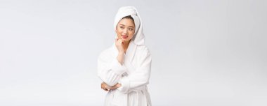 Spa derili güzel Asyalı kadın duş tedavisinden sonra saçlarını havluyla kurutuyor. Güzel çok ırklı genç kız yumuşak tene dokunuyor..