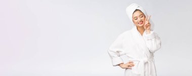 Güzel Asyalı kadın barış işareti ya da mutlu bir şekilde iki parmak gösteriyor. Beyaz arkaplan üzerinde izole edilmiş