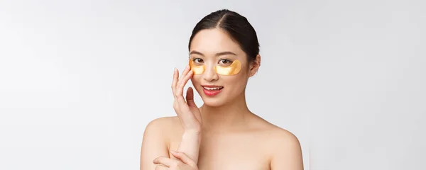Ασιατική Γυναίκα Ομορφιά Φροντίδα Του Δέρματος Της Χρυσά Μπαλώματα Μάσκες — Φωτογραφία Αρχείου