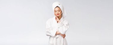 Bornozlu mutlu bir Asyalı kadının portresi. Beyaz arka planda izole edilmiş..