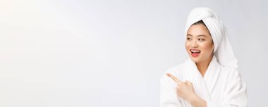 Çekici, genç ve güzel bir kadın işaret ediyor. Çekici güzel kız sürpriz, mutluluk ve aşk alır bir ürün, marka, hizmet.