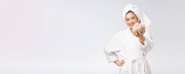 Asyalı kadın duştan memnun. Stüdyo konsepti