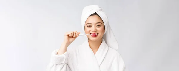 Fechar os dentes de uma mulher sorridente. ótimo para o conceito de cuidados odontológicos de saúde, isolado sobre fundo branco. asiática . — Fotografia de Stock