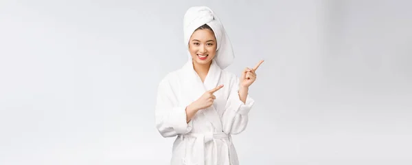 Портрет краси молодої жінки, що показує і вказує палець на порожнє місце для копіювання, азіатська краса в халаті . — стокове фото