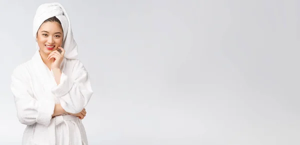 Spa skincare beleza mulher asiática secagem cabelo com toalha na cabeça após o tratamento do chuveiro. Bela menina multirracial tocando pele macia — Fotografia de Stock