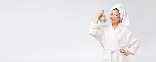 Mujer asiática siendo feliz con la ducha. Concepto de estudio —  Fotos de Stock