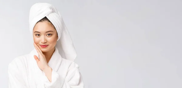 Spa bellezza della pelle donna asiatica asciugatura dei capelli con asciugamano sulla testa dopo il trattamento doccia. Bella multirazziale giovane ragazza toccando la pelle morbida . — Foto Stock