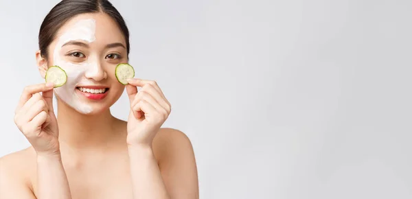 Piękno młody Azji kobiety skóra pielęgnacja obraz z ogórek na biały tło studio — Zdjęcie stockowe