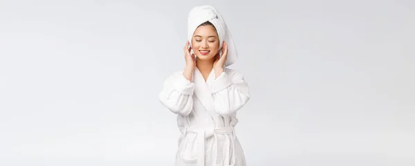 穿着浴衣的年轻快乐的亚洲女人的画像。与白色背景隔离. — 图库照片