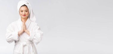 Güzel kadınlar el ele tutuşup dua ederek cilt sağlığıyla ilgilenirler. Beyaz arka planda güzel bir kız.