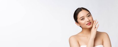 Güzel Asyalı kadın makyaj malzemesi, el, yanak ve gülümseme, güzel yüz, beyaz arka planda izole edilmiş sağlıkla mükemmel..