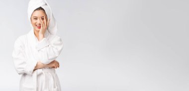 Spa derili güzel Asyalı kadın duş tedavisinden sonra saçlarını havluyla kurutuyor. Güzel çok ırklı genç kız yumuşak tene dokunuyor.