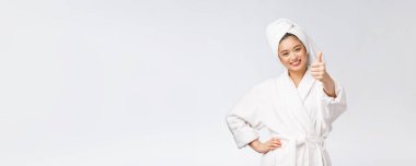 Güzel Asyalı kadın beyaz arka planda parmaklarını gösteren mükemmel cilt..