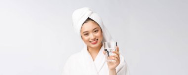 Sağlıklı, su içen genç, güzel bir kadın. Yüzü doğal makyajlı, beyaz arka planda soyutlanmış..