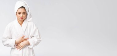 Sağlıklı sorunları olan genç bir kadın. güzellik ve sağlık konsepti.