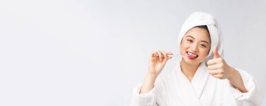 Gülümsemek kadın fırça diş kapatın. Sağlık diş bakımı kavramı, büyük beyaz arka plan üzerinde izole. Asya.