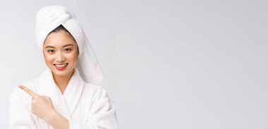 Çekici, genç ve güzel bir kadın işaret ediyor. Çekici güzel kız sürpriz, mutluluk ve aşk alır bir ürün, marka, hizmet.