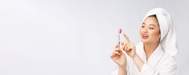 Gülümsemek kadın fırça diş kapatın. Sağlık diş bakımı kavramı, büyük beyaz arka plan üzerinde izole. Asya.