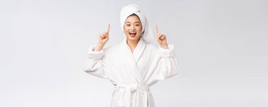 Boş fotokopi alanını gösteren ve gösteren genç bir kadının güzel portresi. Bornozlu Asyalı bir güzellik..