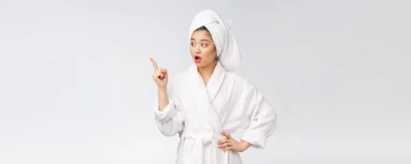 Retrato de beleza de jovem mostrando e apontando o dedo para espaço de cópia vazia, beleza asiática em roupão de banho . — Fotografia de Stock