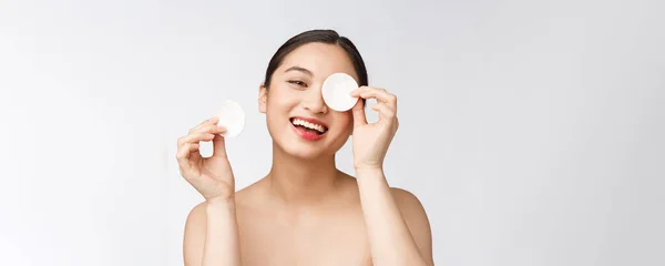 Skin care woman removing face makeup with cotton swab pad - skin care concept. Penutupan wajah model ras campuran yang indah dengan kulit yang sempurna . — Stok Foto