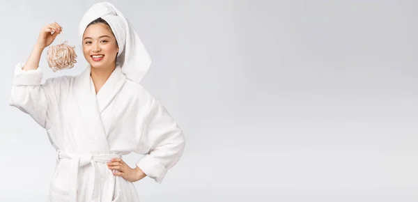 Mujer asiática siendo feliz con la ducha. Concepto de estudio —  Fotos de Stock