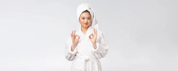 Красива азіатська жінка ок жест для хорошого продукту для обличчя. ізольовані на білому тлі. концепція краси та моди . — стокове фото