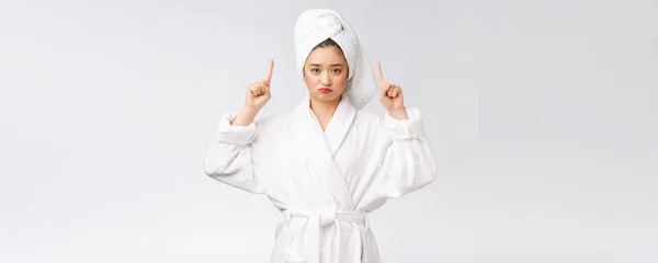 목욕 후 샤워 수건을 쓴 아름다운 여인 이 손가락으로 흰 배경을 가리키며 목욕을 하고 있다. — 스톡 사진