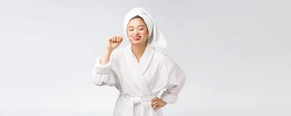 亚洲快乐女人，牙刷在浴袍的早晨心情 — 图库照片