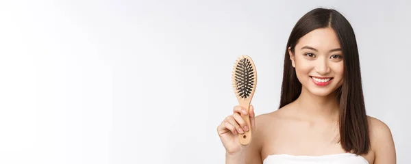 白い背景に、アジアン ビューティーに分離された美しい若い女性櫛素晴らしい髪の肖像画 — ストック写真