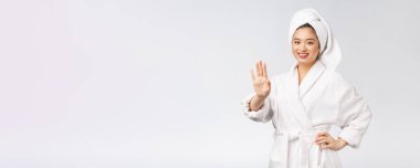 Tenini kontrol eden Asyalı güzel bir kız. Cilt bakımı Beyaz arkaplan üzerinde izole edilmiş.