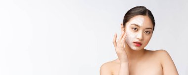 Çekici hoş bir kadın krem sürüyor.