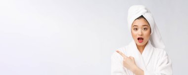 Çekici, genç ve güzel bir kadın işaret ediyor. Çekici güzel kız sürpriz, mutluluk ve aşk alır bir ürün, marka, hizmet.
