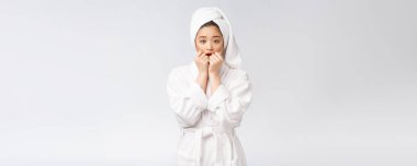 Spa derili güzel Asyalı kadın duş tedavisinden sonra saçlarını havluyla kurutuyor. Güzel çok ırklı genç kız yumuşak tene dokunuyor.
