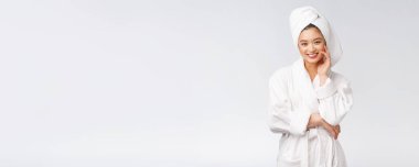 Bornozlu mutlu bir Asyalı kadının portresi. Beyaz arka planda izole edilmiş..