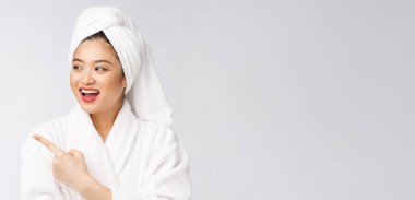 Çekici, genç ve güzel bir kadın işaret ediyor. Çekici güzel kız sürpriz, mutluluk ve aşk alır bir ürün, marka, hizmet.