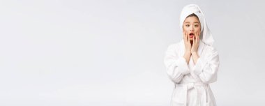 Spa derili güzel Asyalı kadın duş tedavisinden sonra saçlarını havluyla kurutuyor. Güzel çok ırklı genç kız yumuşak tene dokunuyor.