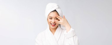 Spa derili güzel Asyalı kadın duş tedavisinden sonra saçlarını havluyla kurutuyor. Güzel çok ırklı genç kız yumuşak tene dokunuyor.
