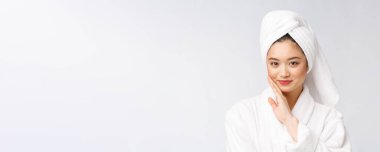 Spa derili güzel Asyalı kadın duş tedavisinden sonra saçlarını havluyla kurutuyor. Güzel çok ırklı genç kız yumuşak tene dokunuyor..