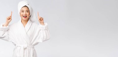 Boş fotokopi alanını gösteren ve gösteren genç bir kadının güzel portresi. Bornozlu Asyalı bir güzellik..