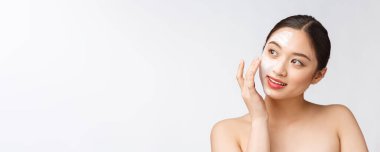 Çekici hoş bir kadın krem sürüyor.