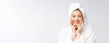 Spa derili güzel Asyalı kadın duş tedavisinden sonra saçlarını havluyla kurutuyor. Güzel çok ırklı genç kız yumuşak tene dokunuyor.