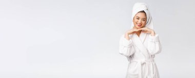 Tenini kontrol eden Asyalı güzel bir kız. Cilt bakımı Beyaz arkaplan üzerinde izole edilmiş.